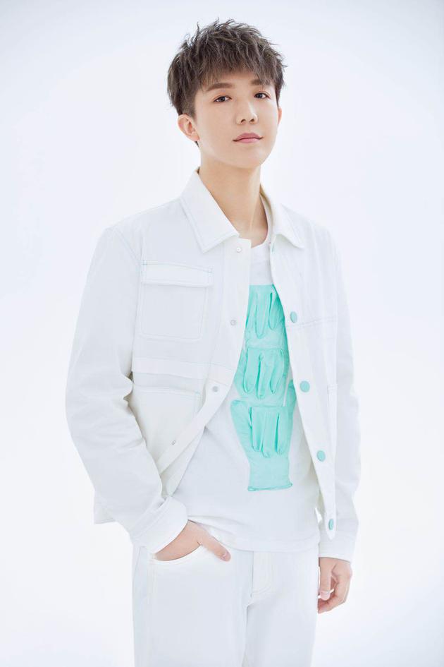 好声音第一季学员曹寅当爸开心晒与儿子合照