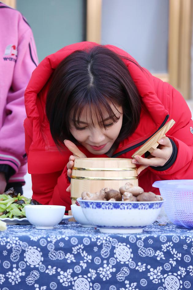 刘涛发挥厨艺特长 一同开发潞党参菜谱