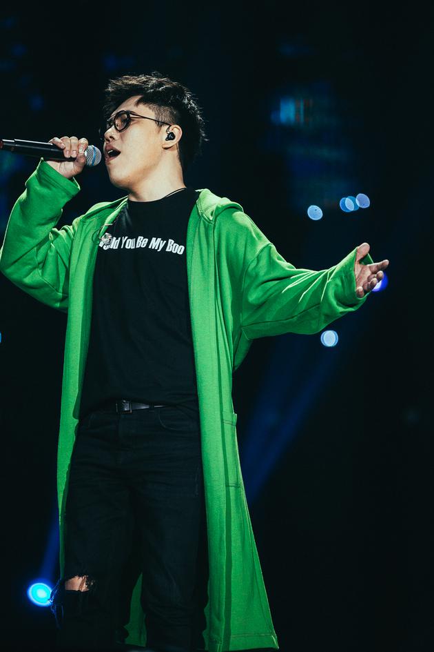 李琦现身成都露天音乐公园连唱多首歌曲