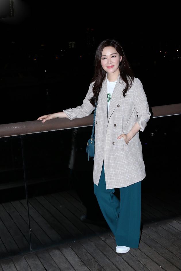 原本黄心颖的角色由汤洛雯[微博]接手重拍,汤洛雯与黄浩然晚上在观塘