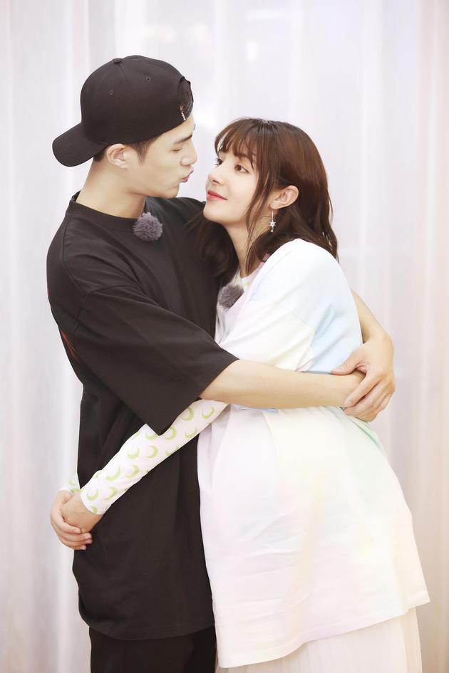 00上线,节目开播前,新晋辣妈麦迪娜[微博]发布一条与老公姜潮[微博]