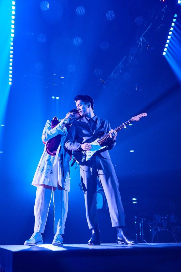 吴青峰依偎刘家凯度难关当众遭泼漆呈现艺术表演