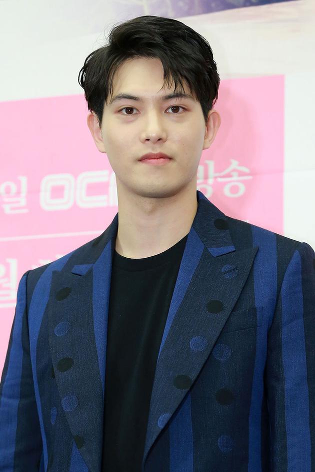 韩国男星李宗泫服役期满由疫情原因将直接退伍