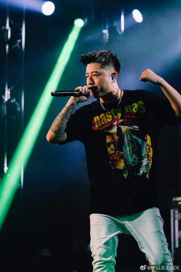 王以太被男观众喷香槟后仍遭挑衅公司发声明维权