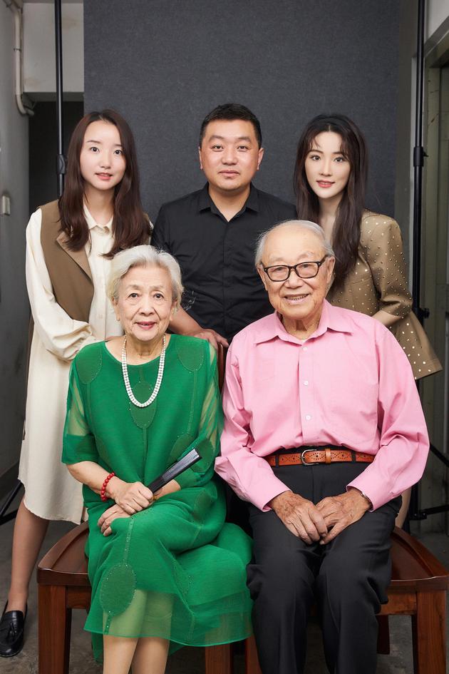 谢芳,张目和青年演员合影