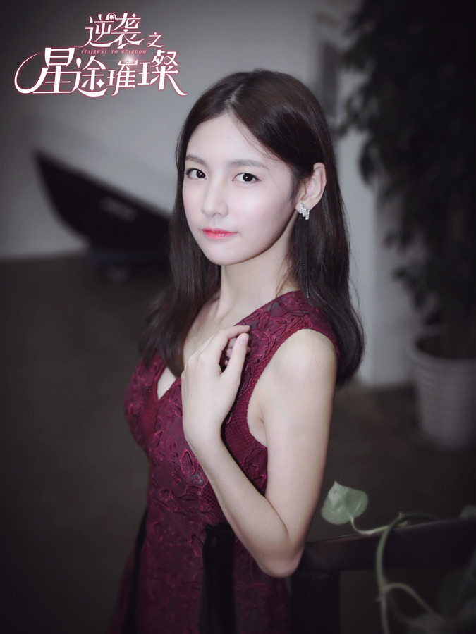 海报剧照剧情:故事的开始,苏橙因艺人方潇潇惨遭剧组弃用,痛失艺人