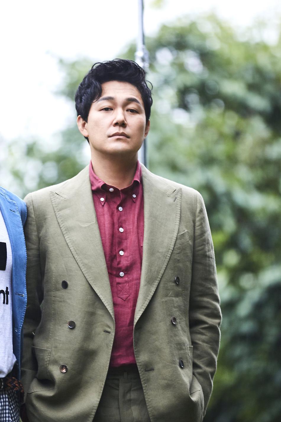 海报剧照剧情:《火星生活》翻拍自英国bbc同名电视剧,讲述了一名因