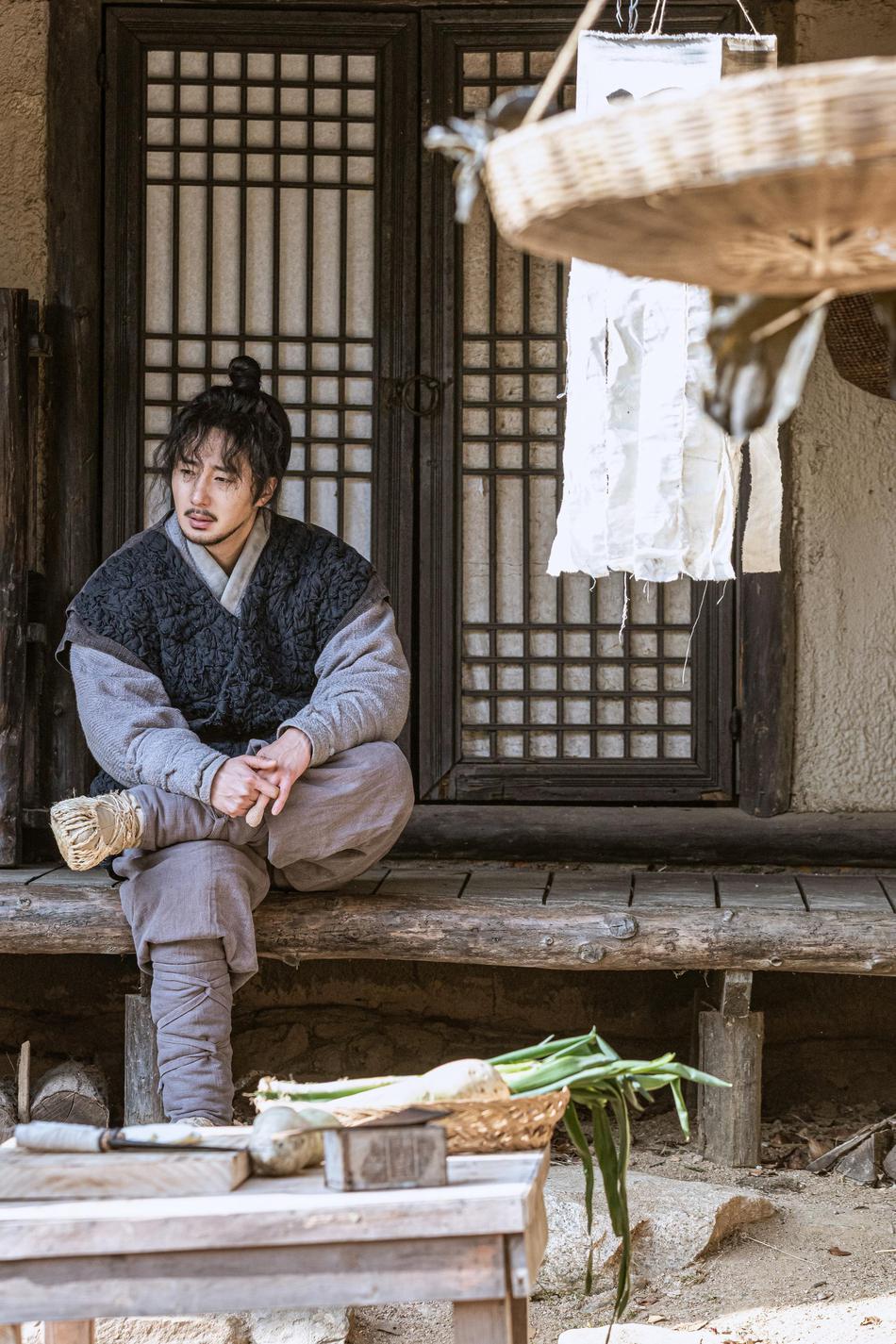 海报剧照剧情:讲述了生计型打包袱的男人失手把翁主打包袱后展开逆转