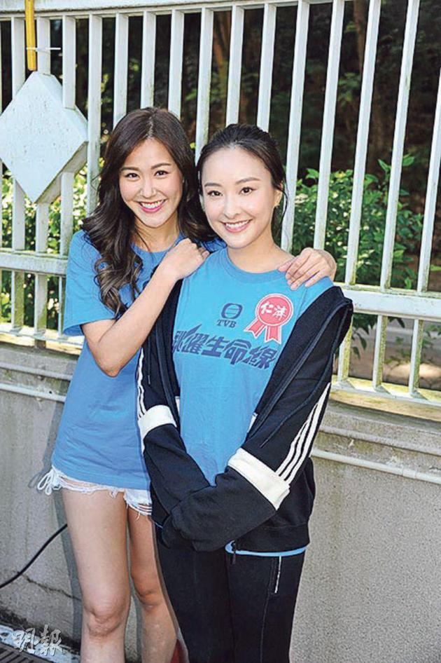 刘佩玥(左)与好姐妹陈滢一起出席活动.