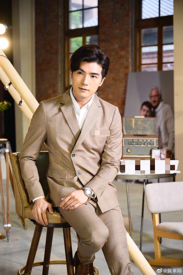 贺军翔新浪娱乐讯 据台媒报道,贺军翔[微博]5月7日出席某品牌活动时