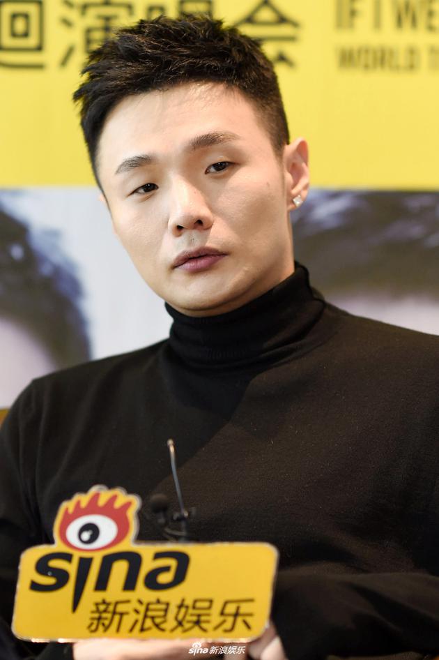 李荣浩宣布将在台北开唱 霸气帮粉丝交罚款