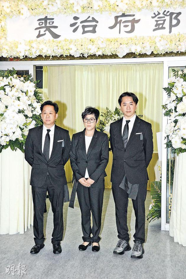 邓兆荣（左起）、邓翠玉、邓兆尊哀伤为母亲祥嫂办理身后事。