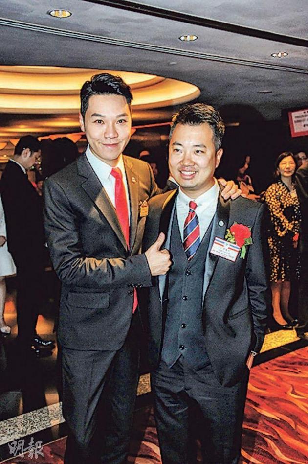 新任东华主席的王贤志（左）贺堂弟王贤讯（右）荣升本届仁济第一副主席。