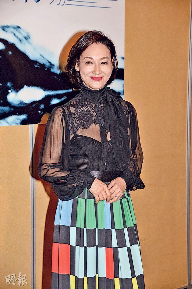 惠英红凭《翠丝》角逐香港电影金像奖最佳女配角,她决定继续穿旺自己的黑色服装出席颁奖礼。