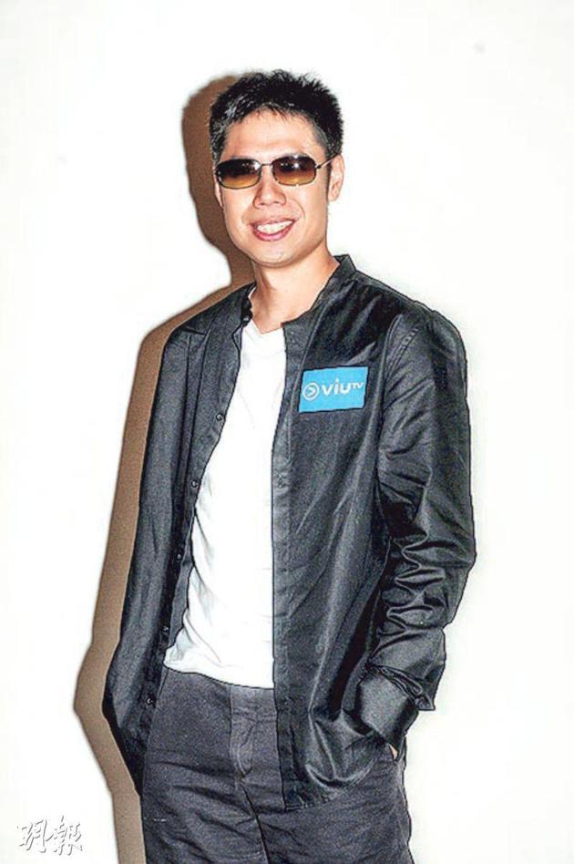 陈炳铨参演ViuTV处境剧《娱乐风云》，戴墨镜的造型是模仿王家卫。