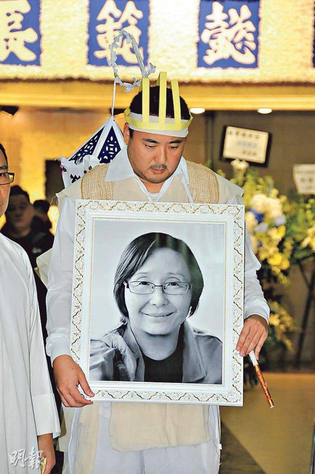 卧虎藏龙监制崔宝珠出殡子捧遗照神情哀伤