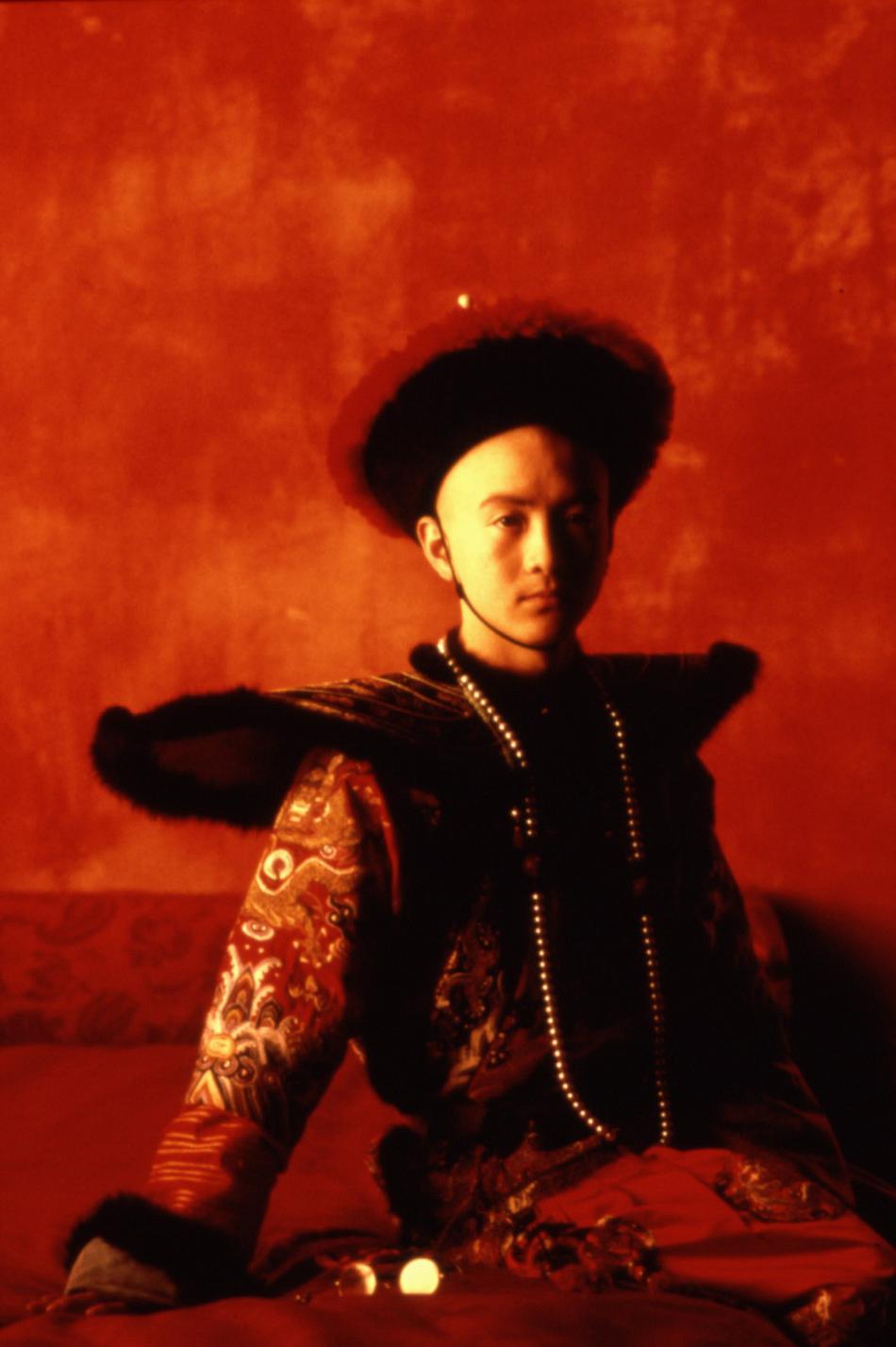 海报剧照剧情:影片讲述溥仪由三岁入宫继位,然后又被禁入紫禁城,后来