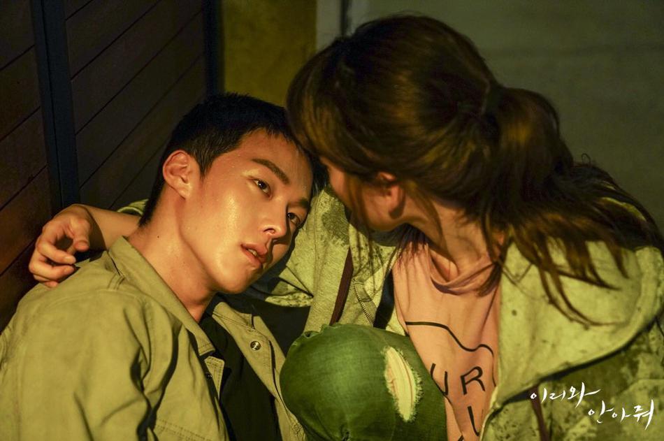 海报剧照剧情:《过来抱抱我》讲述了因曾经的一起杀人案导致命运交错