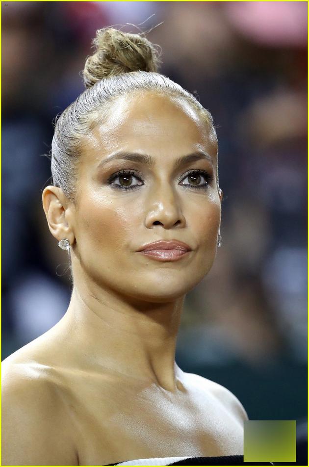 洛佩兹精心打扮陪男友看比赛 大方牵手放闪心情美