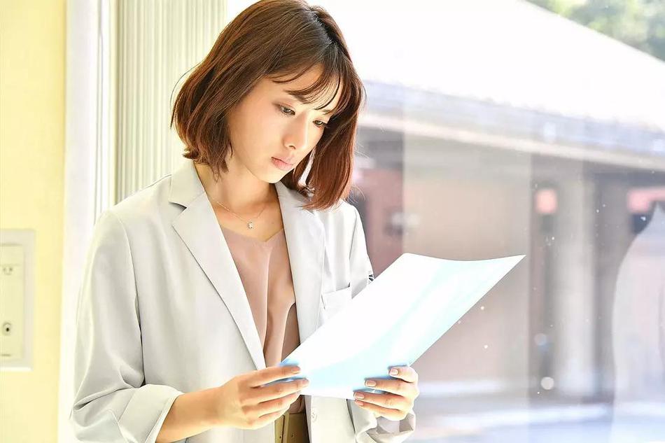 海报剧照剧情:三澄美琴(石原里美 饰)是在民间法医组织"udi"工作的女
