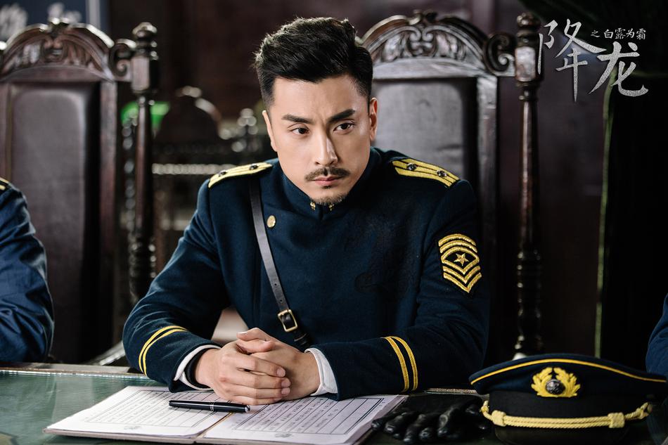 已故白大帅之子白露生年幼时满门遭屠,唯他幸免于难,被送往父亲的故交