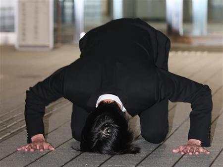 中丸雄一看田口淳之介下跪报道神情严肃无话可说