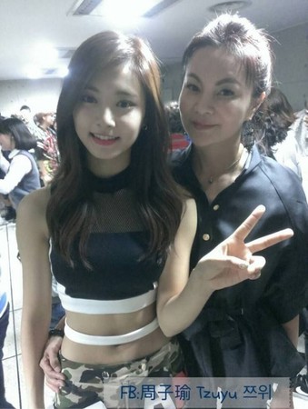 黄燕玲保证，子瑜的美貌是纯天然“妈妈生得好”。