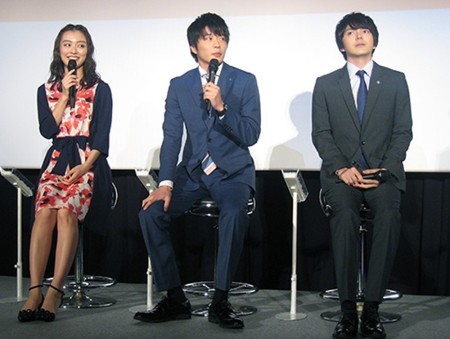 出演日剧《大叔的爱》演员，左起内田理央、田中圭、林遣都