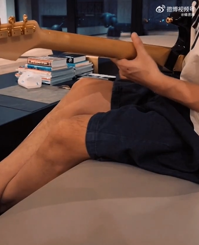 杨丞琳偷拍李荣浩在家练吉他