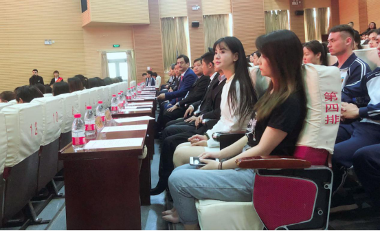 李雨恩参加“爱心助学捐赠仪式” 