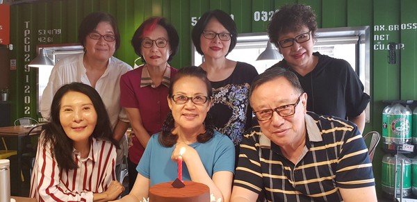 李丽凤（下排左1）不喜欢麻烦朋友，最后连住院抗癌都不让朋友探视。