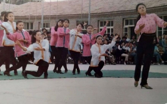 于月仙（前一）当老师时和学生一起表演节目。受访者供图