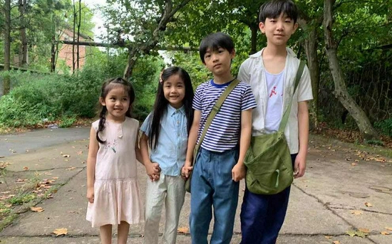郭紫铭(右一)平时在片场和弟弟妹妹们主动互动,以增进了解。