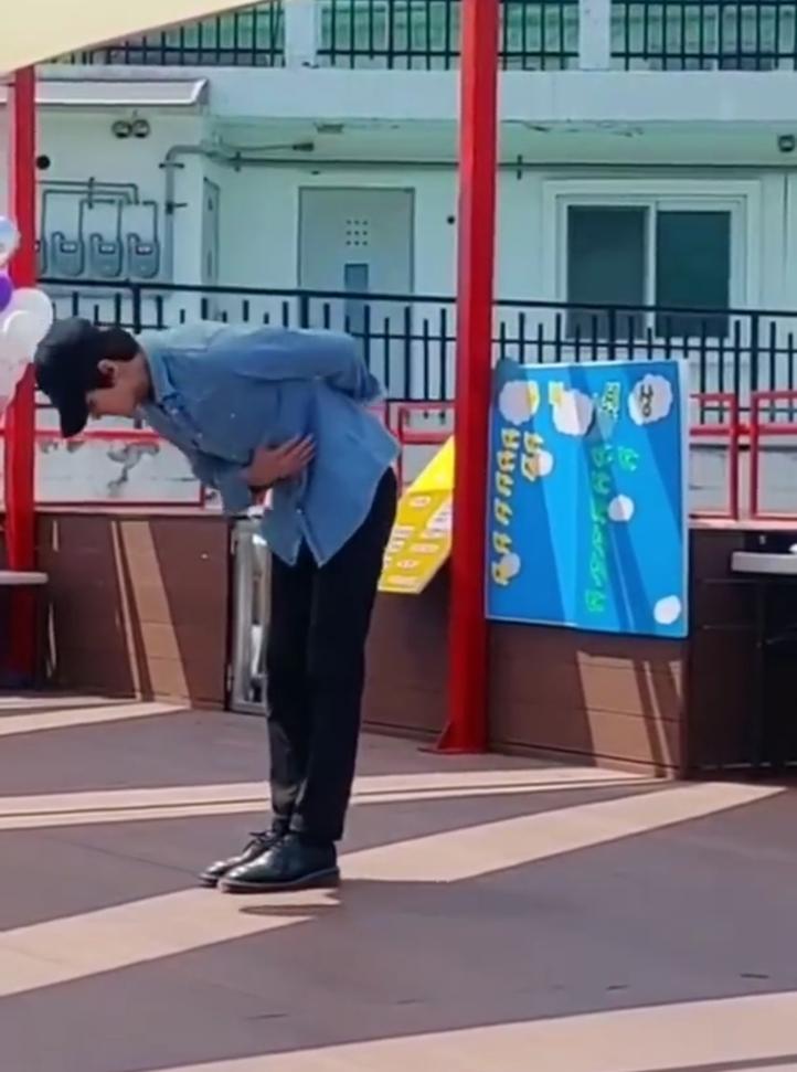 組圖：吳世勳在兒童福利機構做義工現場跳舞 打扮帥氣暖心十足