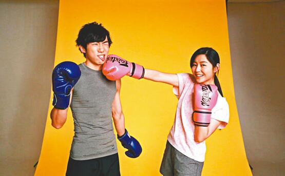 卫诗雅在曹星如的教导下，摆出打拳姿势。