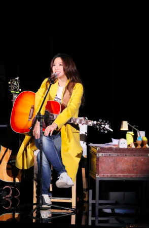 陈绮贞音乐会一男粉丝在台上大喊女友的名字,"可以嫁给我吗?