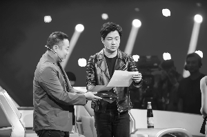 潘粤明（右）与刘国梁（左）一起亮相《最强大脑》