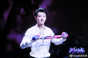 黄子韬形容选手长相有swag