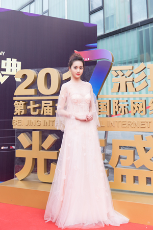 李百惠亮相红毯