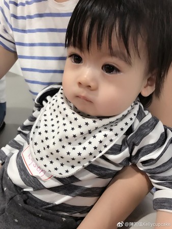 Kyson胸前贴名字