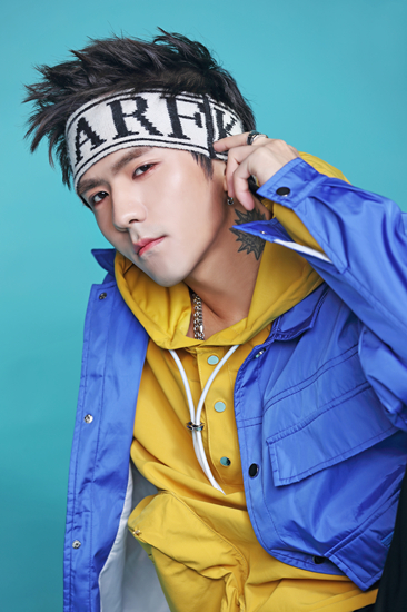 王耀辰李文受邀网络表演高峰论坛开场演出显帅气