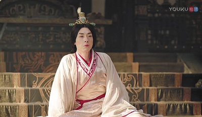 剧中，刘欢饰演的曹叡热衷男扮女装。