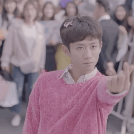 王俊凯模仿张一山花式比心数节拍比划超羞涩