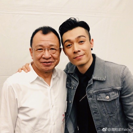 周柏豪晒和许绍雄合影超亲密