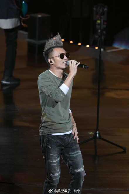 谢霆锋再现经典的“鸡冠头”造型