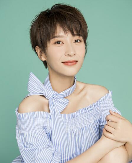 朱璇演经纪人 中性造型反差大戏路宽广可塑性高