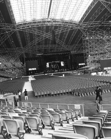 昆凌爱相随到新加坡。