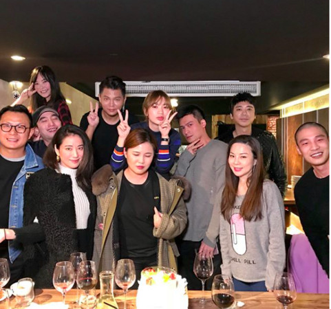 二人近期为友人庆生