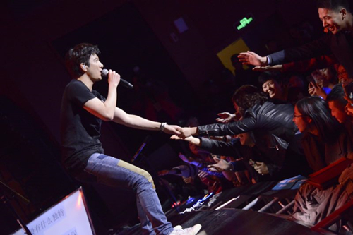 王力宏福利秀舞台和粉丝互动