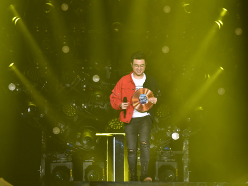 徐林拿到金唱片